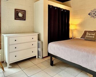 Chelan Cozy Getaway: Pet-Friendly, Downtown, Wifi, Steps To Riverwalk Park - Chelan - Schlafzimmer