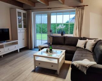 4 Personen Ferienhaus mit zwei Toiletten in Otterndorf - Otterndorf - Вітальня