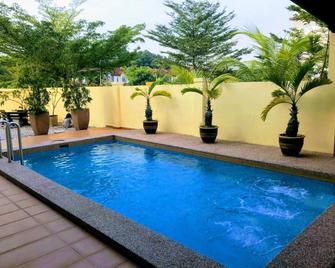 Coco Resort - Yercaud - Pool