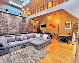 Large loft style apartment in the middle of downtown with rooftop patio. - Saratoga Springs - Living room