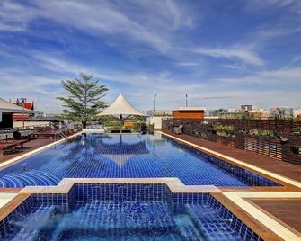 Dang Derm Khaosan - Bangkok - Pool