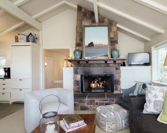 Chapman Cove by AvantStay | Gorgeous Beach Bungalow w/ Sauna - Cannon Beach - Living room