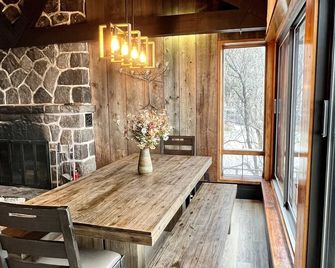 The cottage is bordering Lac Ouimet. 5 minutes from Mont-Tremblant Village - Mont-Tremblant - Salle à manger