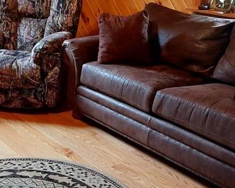 Charming Private Cabin that is cozy and quiet. Sleeps 7 with two bathrooms. - Brookville - Wohnzimmer