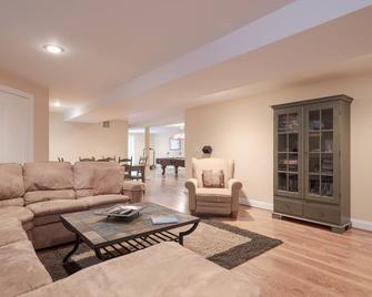 A Unique & Private Single Family Home with 5 acres of privacy. - Cockeysville - Living room