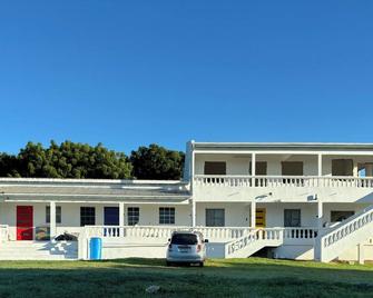 Cozy 2-bedroom apartment in quiet Fitches Creek with WiFi, AC & hot water shower - Osbourn - Edificio