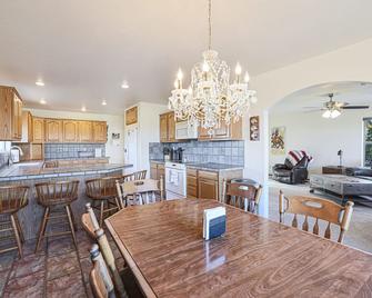 3 Bedroom 2 bath home in Wickenburg AZ with horse facilities and pool. - Wickenburg - Eetruimte