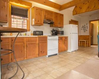 Sun filled pool house with vaulted ceilings beautiful in ground pool and gardens - Amherst - Küche