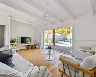 Dream Coastal Retreat - Blairgowrie - Living room
