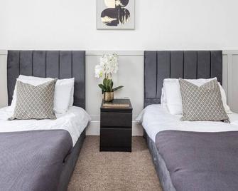 3br Private House - Newly Refurb! High Street Location! Long & Short Stays By Luxiety Stays Serviced Accommodation - Chelmsford - Bedroom