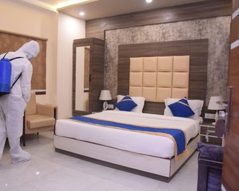 Shri Sai Hotel - Azamgarh - Bedroom