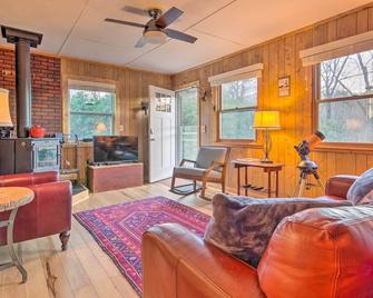 Private and Peaceful Spruce Pine Cabin on 8 Acres! - Spruce Pine - Living room
