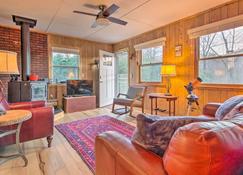 Private and Peaceful Spruce Pine Cabin on 8 Acres! - Spruce Pine - Stue