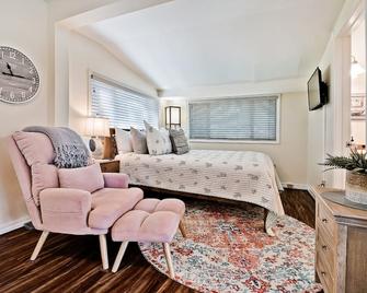 Charming cottage for two in a country setting but close to downtown. - Eureka Springs - Bedroom