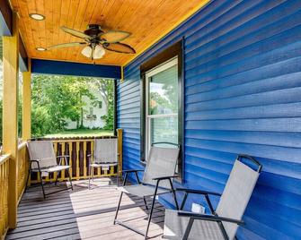 Walk to ND, Hot Tub, Lux Kitchen, Pet Friendly - South Bend - Patio
