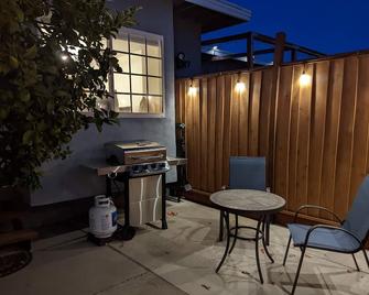 Cozy / Modern Guest Suite + Private Backyard in LA - Los Angeles - Patio
