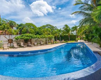 Fifth-Floor Condo with Breathtaking Ocean Views, Stylish Interior & Prime Location Near Flamingo Beach - Playa Flamingo - Piscina