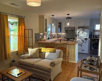 Newly renovated cottage in Clayton Historic District - a short drive to Raleigh - Clayton - Cocina