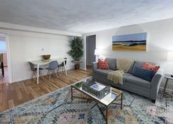 Great 1 bed close to Longwd Med,JP, Fenway, Parking - Brookline - Living room