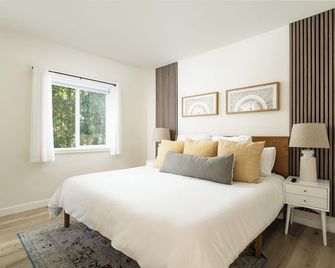 Large Beach House w/ Sauna, Hot Tub - Pet Friendly, Walk to Ocean - Santa Barbara - Bedroom