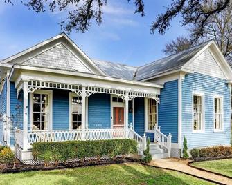 Dreamy Farmhouse Vibes Only 2 Miles to Round Top | The Poppy - Round Top - Building