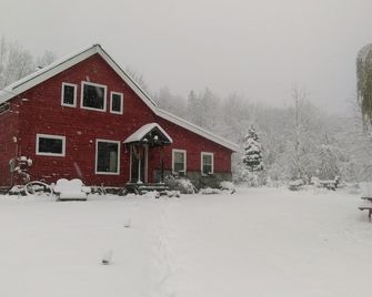 Cozy Converted Barn on Secluded 6.5 acres with Hot Tub - Shaftsbury - Edificio