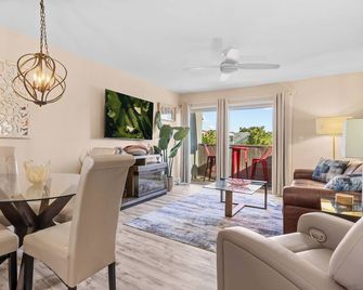 Stylish Old Town Scottsdale Condo| Pool| Wifi - Scottsdale - Dining room