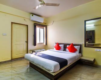 Capital O 64849 Dwarka Lodge - Talegaon Dābhāde - Bedroom