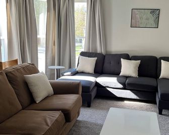 Bright 3-bedroom townhome in Potsdam walk to SUNY, Clarkson downtown - Potsdam - Sala de estar