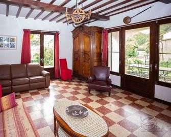 Traditionnal 6 people house in provence. very quiet. - Arles - Obývací pokoj