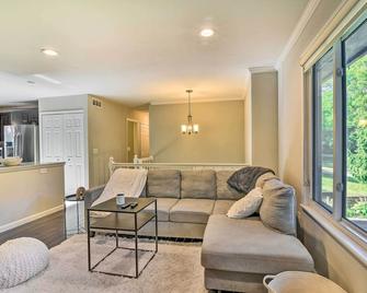 Pet-Friendly Michigan Home 5 Mi to State Park! - West Bloomfield - Living room