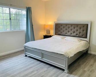 2000 Sq Ft An Anime Fan's Dream Workout - Arcadia - Bedroom