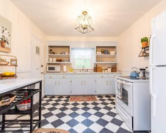 Nestled amongst the site of Old Graham Springs is where you will find The Blue Cottage - Harrodsburg - Cocina