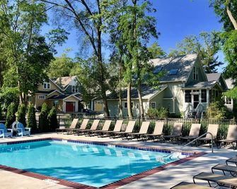 Designer Luxury Cottage ~ Heated Community Pool ~ Walk to Beach & Town - New Buffalo - Pool