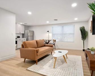 The Silo 6 - 1bd Modern Abode - Morton - Living room