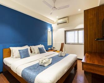 Hotel Qdeck Rooms - At Vile Parle Railway Station West - Mumbai - Schlafzimmer
