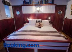 1777. At The Albion - Wimborne - Chambre
