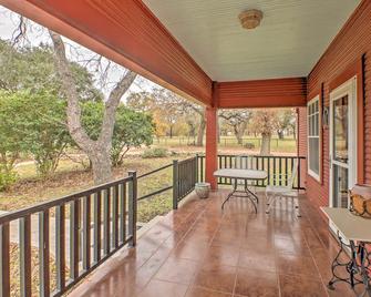 August Schmidt Fredericksburg Cottage with Hot Tub - Fredericksburg - Balcony