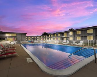 HomeTowne Studios by Red Roof Painted Post - Painted Post - Zwembad