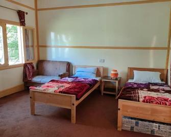 Kalash Continental Hotel & Resort - Chitral - Bedroom