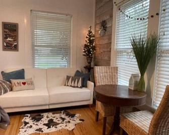 Newly remodeled studio near downtown Brenham - Brenham - Living room