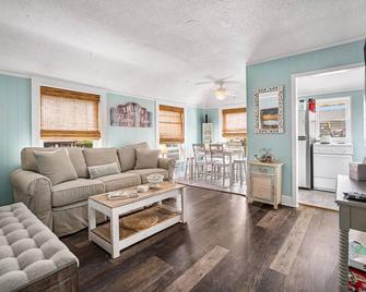 Location ! Location ! Location! Comfy Condo In Center Of Beach Haven! - Beach Haven - Obývací pokoj