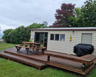 Fantastic lake views and only minutes to the water - Kuratau - Patio