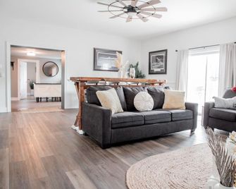 Restored horse stable transformed into modern designed retreat! - Greenwich - Living room