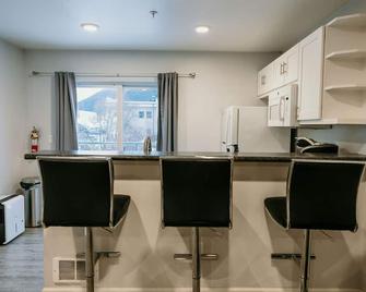 Vance Towers Studio Rental in Downtown Sitka - Sitka - Kitchen