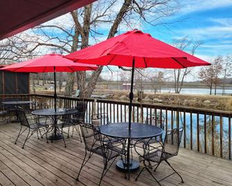 The Lake Store Lodging Room #6 - Winnsboro - Patio