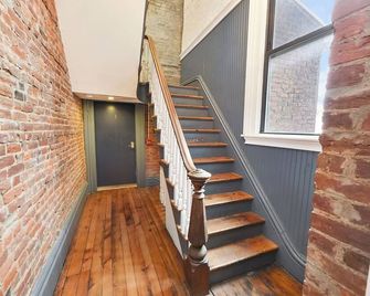 Charming Loft by Stadiums | Historic & Modern - פיטסבורג - מדרגות