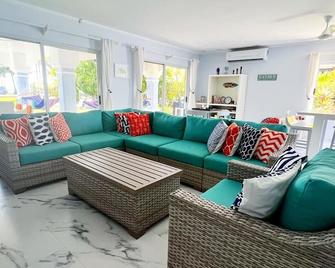 Oceanfront 3BR Villa with Private Pool on Playa Hermosa just 5 mins form Jaco - Playa Hermosa - Living room