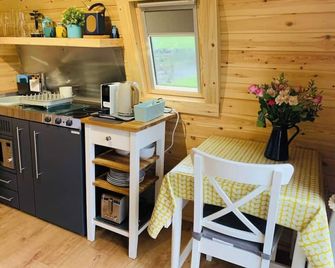 The Pod Over By - Lochgilphead - Kitchen
