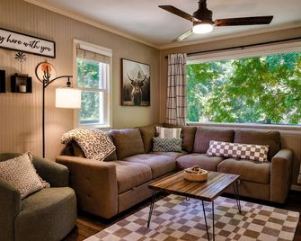 2-bedroom farmhouse in quaint Carthage with beautiful creekside access - Carthage - Huiskamer
